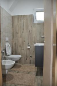 een badkamer met een toilet en een wastafel bij Villa Pliva Lake Jajce in Jajce