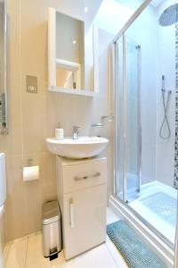 a bathroom with a sink and a shower at Hendon Escape Luxury Apartment with En-suite Bath in Hendon