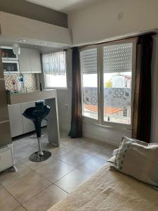 een woonkamer met een tafel en een keuken bij Estudio Mar in Mar del Plata