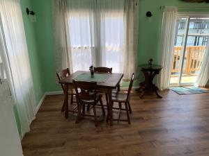 uma sala de jantar com uma mesa de madeira e cadeiras em The Boat House - Water Front, WiFi, Pet Friendly home em Norfolk