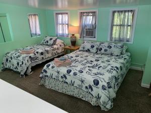 um quarto com 2 camas e paredes azuis em The Boat House - Water Front, WiFi, Pet Friendly home em Norfolk