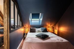 Кровать или кровати в номере SOUS LE HAUT DES REMPARTS