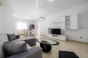 uma sala de estar com um sofá e uma mesa em Stancija Amoroso Porec Apartments em Poreč