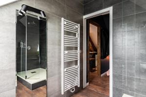 ein Badezimmer mit Dusche und Glastür in der Unterkunft SOUS LE HAUT DES REMPARTS in Beaune + 13 Fotos