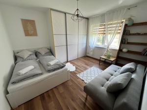 1 dormitorio con 1 cama y 1 sofá en Živa Blatnica, en Blatnica