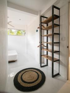une chambre avec un escalier en colimaçon et un tapis dans l'établissement Salt Nosara, à Nosara
