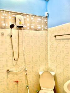 y baño con aseo y ducha. en Koh Tao Tropicana Resort, en Ko Tao