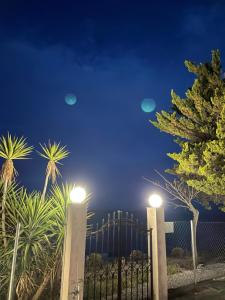 Loutrá ElevtherónにあるHoliday Home Sea Frontの夜の椰子の木と灯りの門