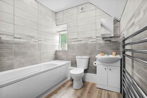 ein Badezimmer mit Toilette, Badewanne und Waschbecken in der Unterkunft Wheelbarrow Cottage in Bengeworth + 34 Fotos