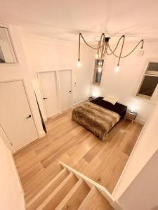 a bedroom with a bed in the middle of a room at Beautiful brand-new flat in London