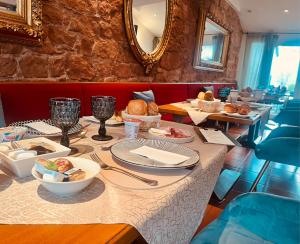 una mesa con platos de comida en un restaurante en Gasthaus Adler Ettenheim- mit self Check-In - Key Boxes, en Ettenheim