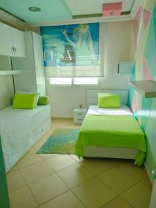 1 Schlafzimmer mit 2 Betten und einem Plakat an der Wand in der Unterkunft Appartement Meublé Quartier Hassan Rabat in Rabat