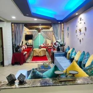 a living room with couches and a blue ceiling at Appartement Meublé Quartier Hassan Rabat in Rabat