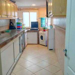 a kitchen with a refrigerator and a washing machine at Appartement Meublé Quartier Hassan Rabat in Rabat