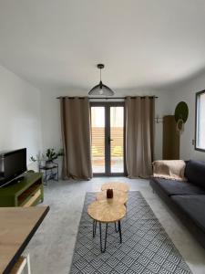 uma sala de estar com um sofá e uma mesa em La Casita Luz em Cavaillon