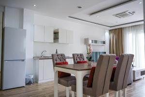 Kuchyň nebo kuchyňský kout v ubytování Val Lux Apartmani