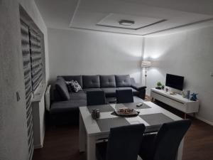 sala de estar con sofá y mesa en Apartments FOUR SEASONS, en Sarajevo