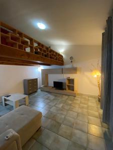 ein Wohnzimmer mit einem Sofa und einem Kamin in der Unterkunft Wild sud Sardinia 2 in Teulada