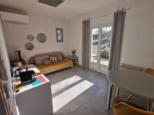 een woonkamer met een bank en een tafel bij La Chambre du Saunei in Castelnau-de-Guers