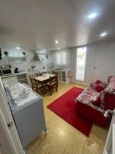 Cal Robert في Penellas: مطبخ وغرفة معيشة مع أريكة وطاولة