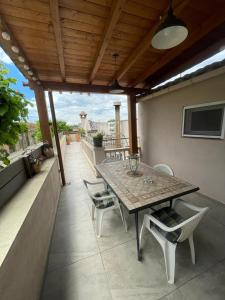 patio con mesa y sillas en el balcón en Cal Robert, en Penellas
