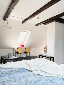 1 dormitorio con cama, sillas y mesa en Scandinavian Apartment Hotel - Prison Museum 1- one room apartment, en Horsens