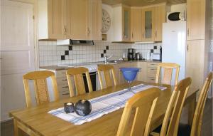 KvänarpにあるHoliday home Flattinge Vittaryd VIのキッチン(木製テーブル、椅子、テーブル、テーブル付)