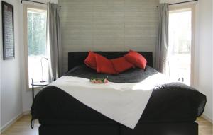 KvänarpにあるHoliday home Flattinge Vittaryd VIのベッドルーム1室(大型ベッド1台、赤い枕付)