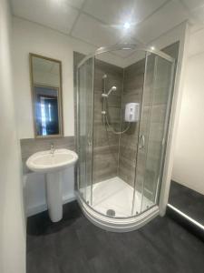 bagno con doccia e lavandino di Barnet 1 Spacious 2-Bed Apartment a Barnet