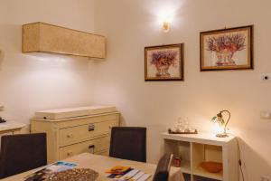 um quarto com uma mesa e cadeiras e um armário em Exclusive Aparthotel La Reunion em Ravenna