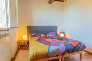 A bed or beds in a room at Accogliente appartamento in Val D'Orcia, Vista Mozzafiato,Fast Wifi 500 mbs