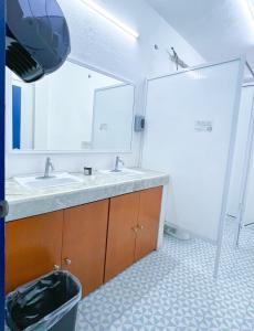 Koupelna v ubytování Vive Alegria Hostel + 37 fotografií