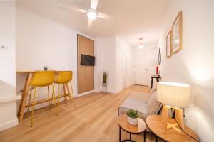 salon z kanapą i stołem w obiekcie Acogedor apartamento en centro histórico Malaga w Maladze