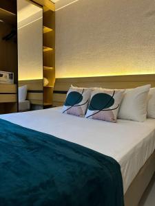 Un pat sau paturi într-o cameră la Flat ESPETACULAR PRAIA DE CAMBURI Long Stay
