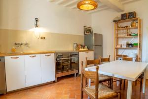 A kitchen or kitchenette at Accogliente appartamento in Val D'Orcia, Vista Mozzafiato,Fast Wifi 500 mbs