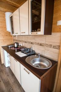 Η κουζίνα ή μικρή κουζίνα στο Apartamenty Przy Deptaku