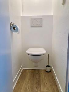 La salle de bains est pourvue de toilettes blanches. dans l'établissement F2 Le City Parking Netflix Wifi Gare, à Évreux