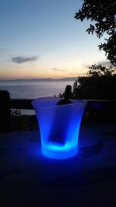 a blue glass bowl sitting on top of a table at Sundowner Home in Marongiu
