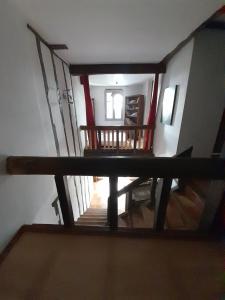 einen Blick über eine Treppe in einem Haus in der Unterkunft Maison dans le sud du Gers 