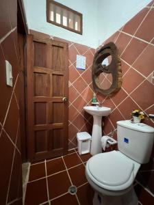a bathroom with a toilet and a sink at Hostal Villa San Rafael in Barichara