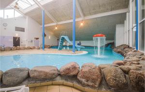een zwembad met een glijbaan in een gebouw bij Lovely Home In Hemmet With Kitchen in Hemmet