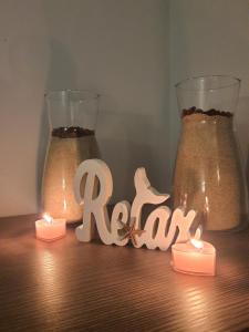 dos jarrones y velas en una mesa con la palabra reiki en u eli i jurka, en Sztutowo