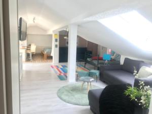 uma sala de estar com um sofá e uma mesa em Ü Villa Resturlaub OG em Hirschaid