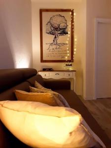 ein Wohnzimmer mit einem Sofa und einer Lampe in der Unterkunft NIDO TRA GLI ULIVI in Finale Ligure