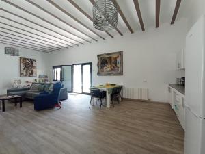 uma sala de estar com um sofá e uma mesa em Edard's Great House em Castelldefels