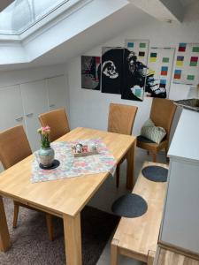 uma sala de jantar com uma mesa de madeira e cadeiras em Ü Villa Resturlaub OG em Hirschaid