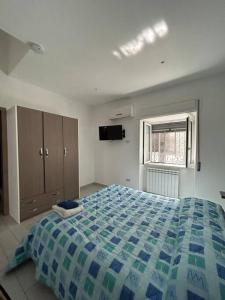 um quarto com uma cama grande e uma janela em casa Vesuvio em Cercola