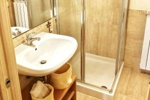 bagno con lavandino e doccia di Casa vacanze CLAUDIA 2- SIENA a 10 min a Sovicille