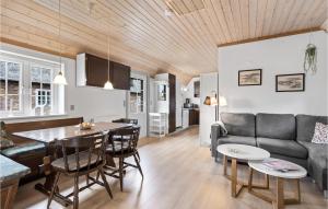 uma sala de estar com um sofá, uma mesa e cadeiras em Gorgeous Apartment In Hvide Sande With Kitchen em Hvide Sande