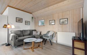 uma sala de estar com um sofá e uma mesa em Gorgeous Apartment In Hvide Sande With Kitchen em Hvide Sande